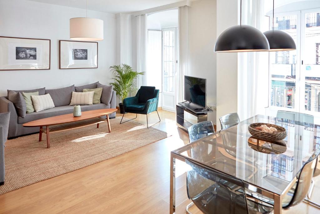 A seating area at Apartamentos La Bola Suite