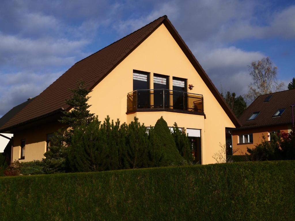 una casa gialla con tetto nero di Helle moderne 52 qm Wohnung mit Balkon a Chemnitz