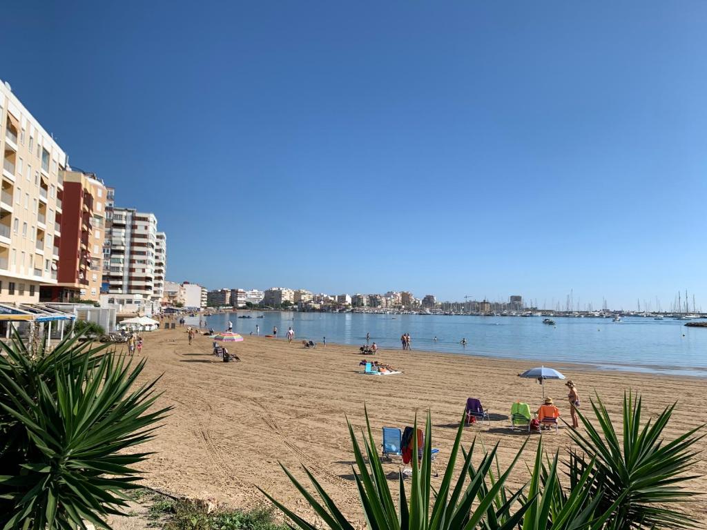 Zdjęcie z galerii obiektu Apartamento Sol y Mar 300m al Playa w mieście Torrevieja