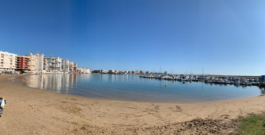 Zdjęcie z galerii obiektu Apartamento Sol y Mar 300m al Playa w mieście Torrevieja