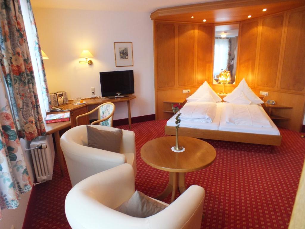 Postel nebo postele na pokoji v ubytování Hotel-Gasthof Zum Weyssen Rössle