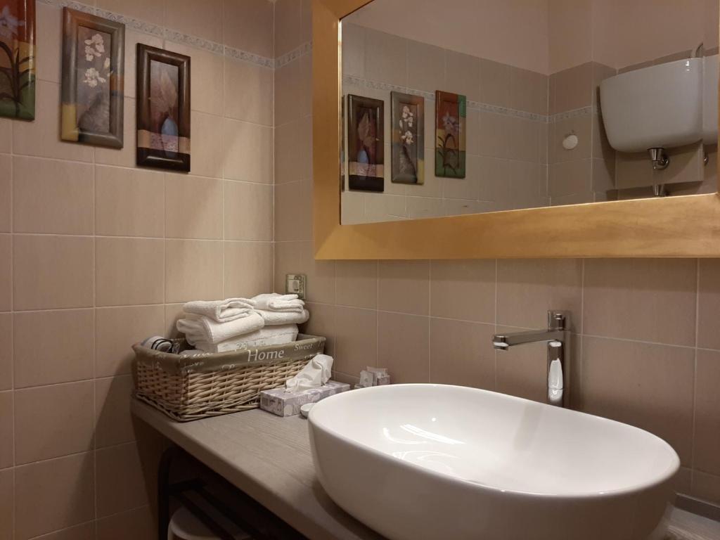 a bathroom with a sink and a mirror at B&B Il Vecchietta in Castiglione dʼOrcia