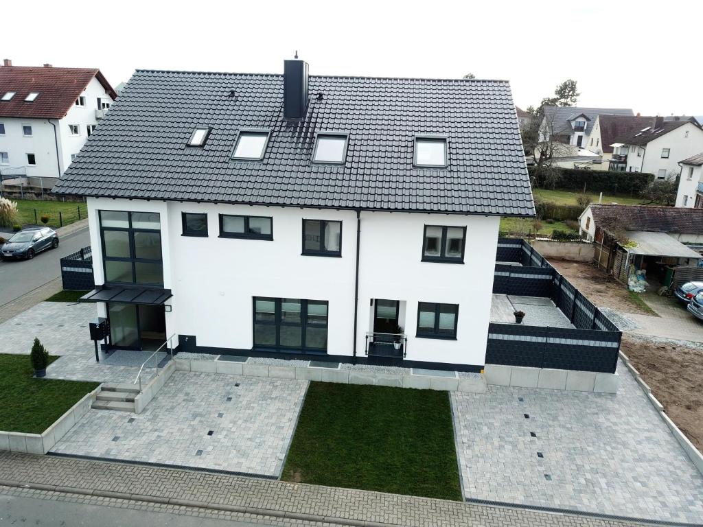 una vista aérea de una casa blanca en BestBoarding24 en Sulzbach am Main