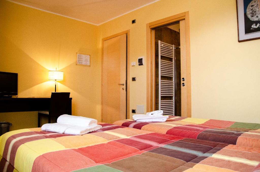 Łóżko lub łóżka w pokoju w obiekcie Al Fogolâr Rooms & Osteria with Saunaland