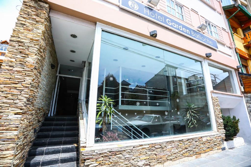 サン・カルロス・デ・バリローチェにあるHotel Garden Barilocheの窓に車を映した店頭