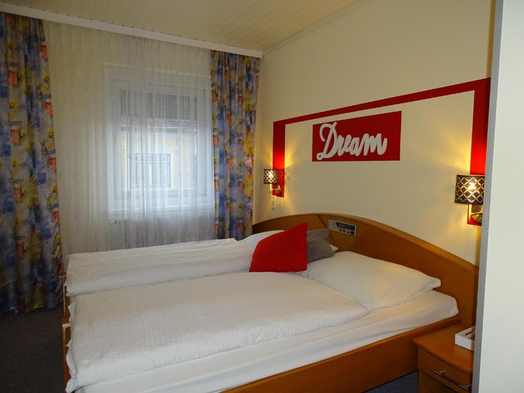 Postel nebo postele na pokoji v ubytování Gasthof Torwirt