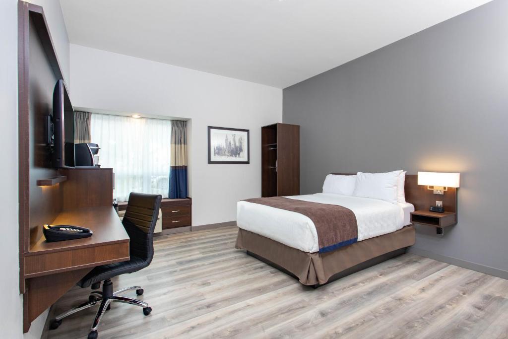 Una cama o camas en una habitación de Microtel Inn & Suites by Wyndham Mont Tremblant