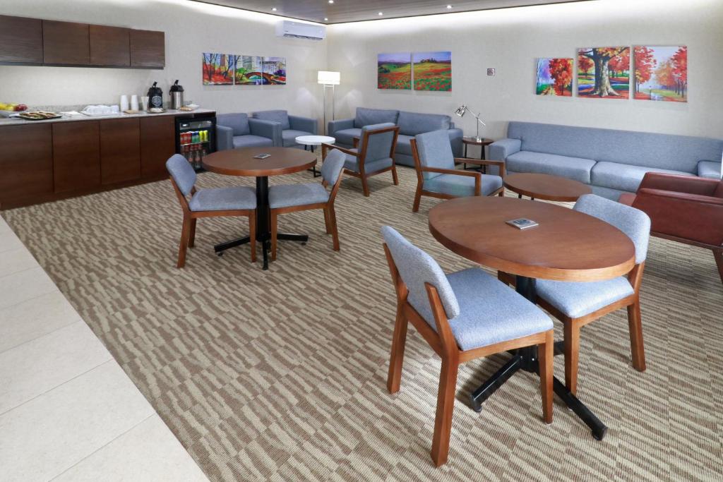 Posezení v ubytování Staybridge Suites Queretaro by IHG