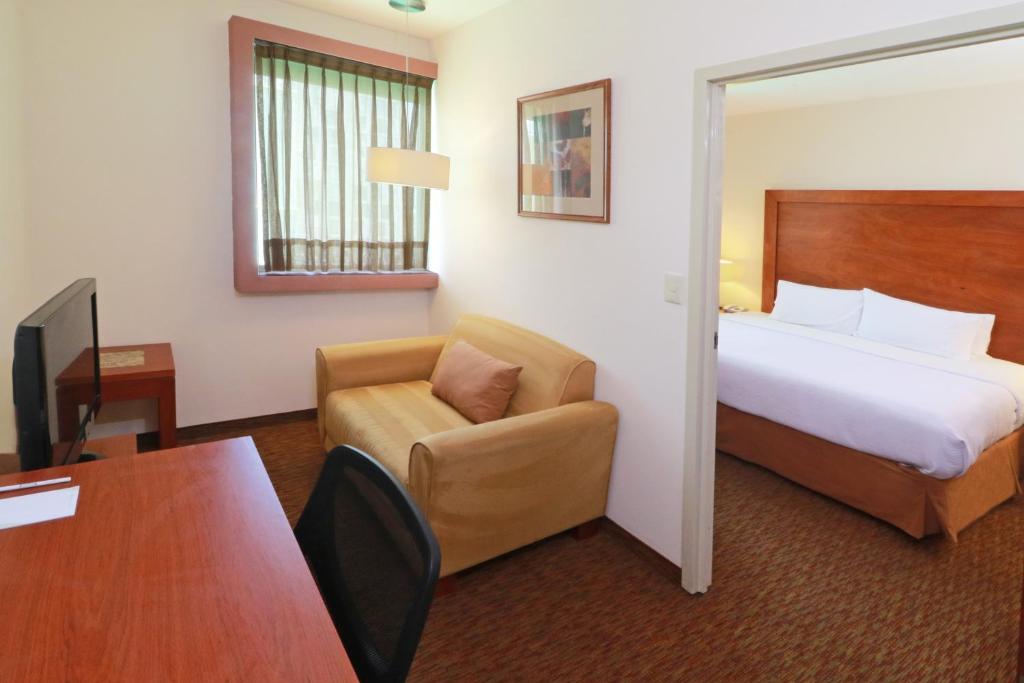 Postel nebo postele na pokoji v ubytování Staybridge Suites Queretaro by IHG