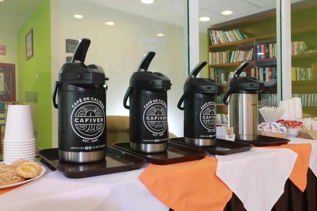 Příslušenství pro přípravu čaje a kávy v ubytování Staybridge Suites Queretaro by IHG