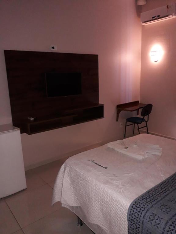 TV a/nebo společenská místnost v ubytování Jacarandá Palace Hotel