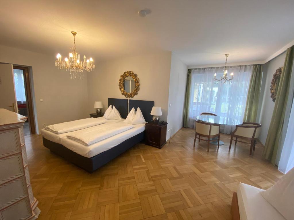 1 dormitorio con 1 cama y 1 mesa con sillas en Ferienappartement Vöcklabruck en Vöcklabruck