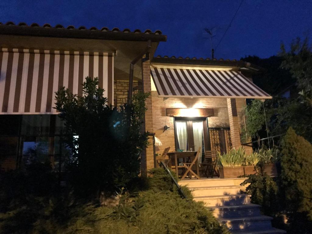 uma casa com uma luz na porta à noite em hilltop villa garden with great views em Poggio Catino