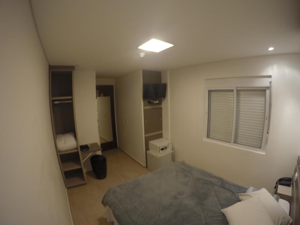  Hollyster Hotel