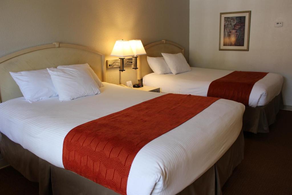 Ramada by Wyndham Kissimmee Gateway - Free Theme Park Shuttle - 标准2个大号床可访问的旅馆房间