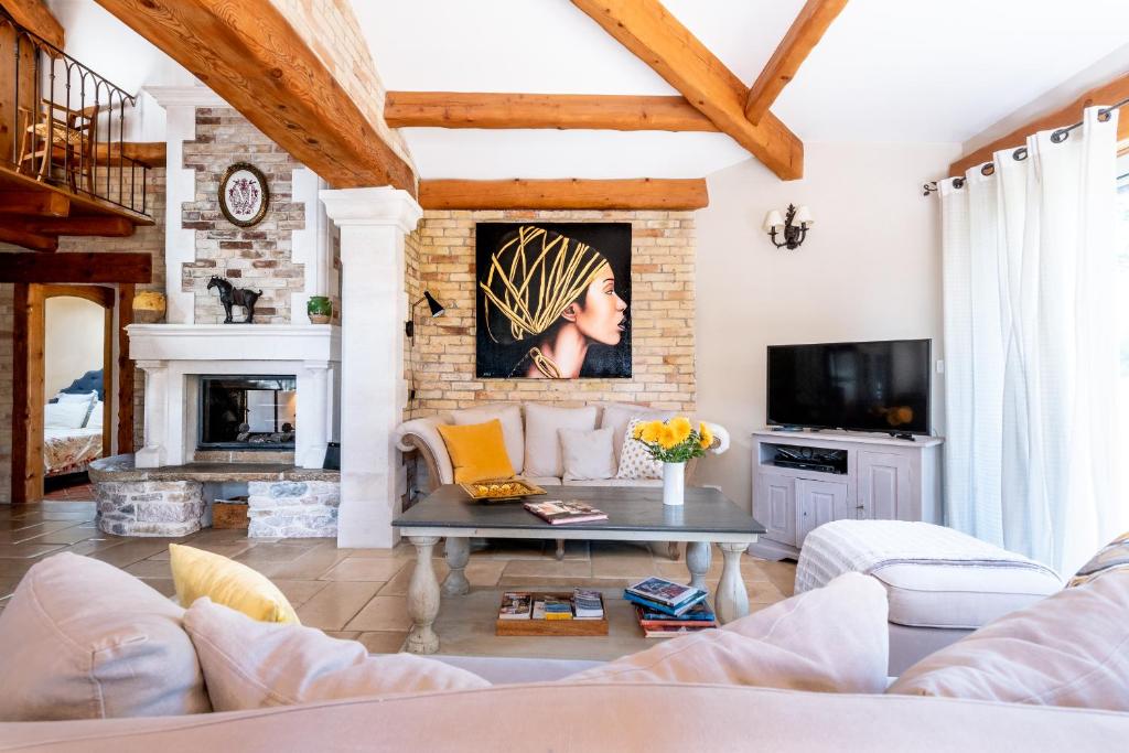 ein Wohnzimmer mit einem Sofa und einem Kamin in der Unterkunft Villa Bacchus, Provence in Les Angles Gard