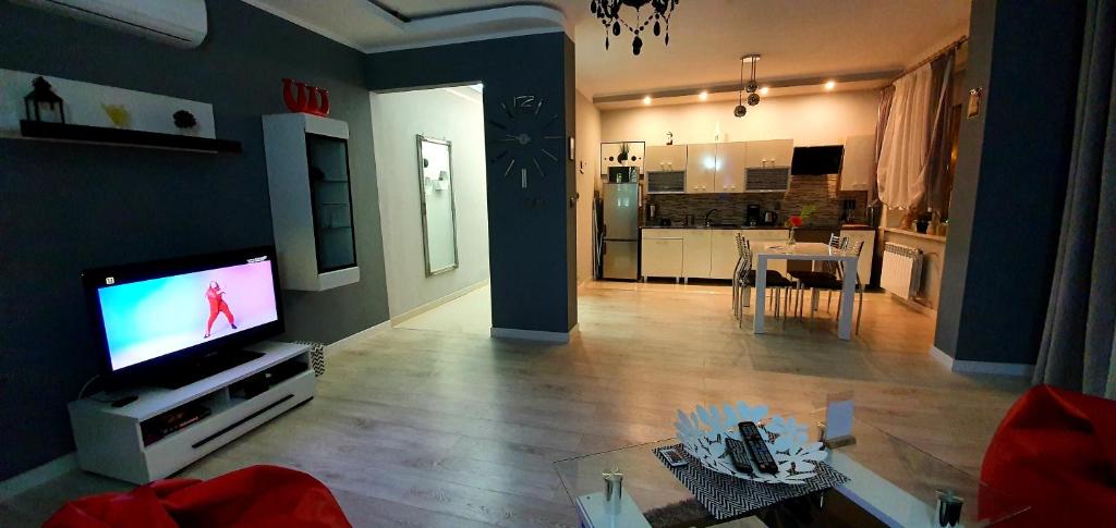 sala de estar con TV y cocina en Apartamenty SOFIJA Deluxe Centrum, en Zielona Góra