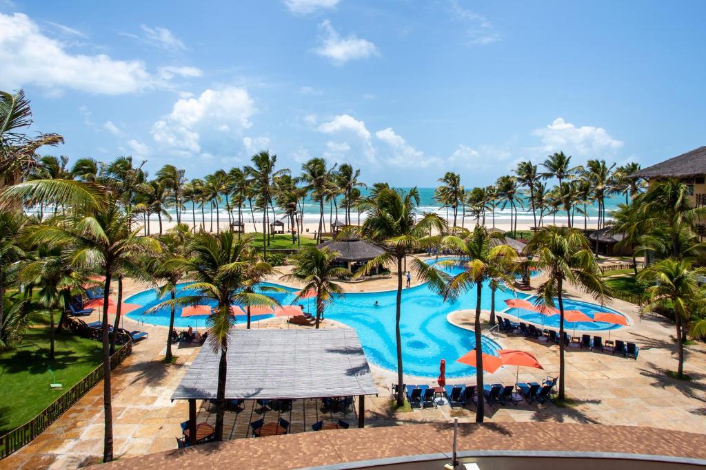 uma vista aérea da piscina no resort em Beach Park Resort - Suites em Aquiraz