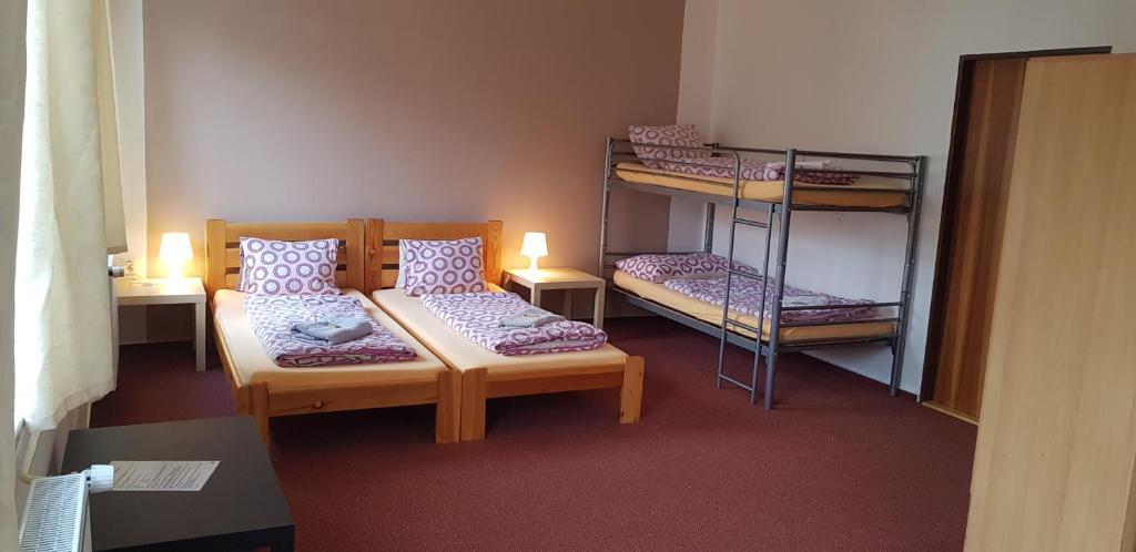 Postel nebo postele na pokoji v ubytování Hotel Rohanov