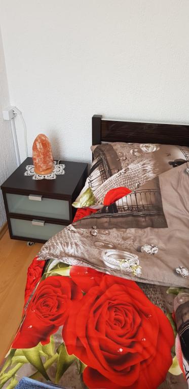 コウォブジェクにあるApartament "KOMETA" Podczeleのベッドルーム1室(赤いバラのベッド1台付)