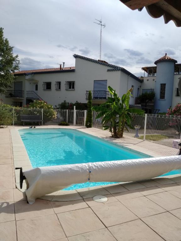 une grande piscine avec un gonflable blanc dans l'établissement Villa NORICA, à Bordezac