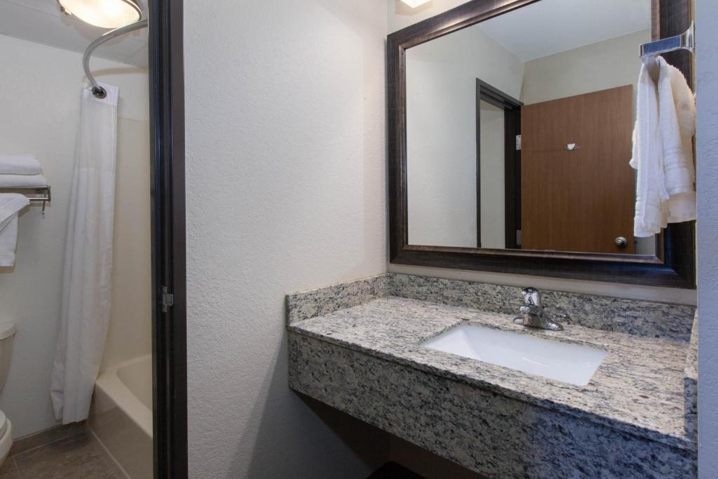 AmericInn by Wyndham Iron River - Premier Studio King Suite – Niet-roken