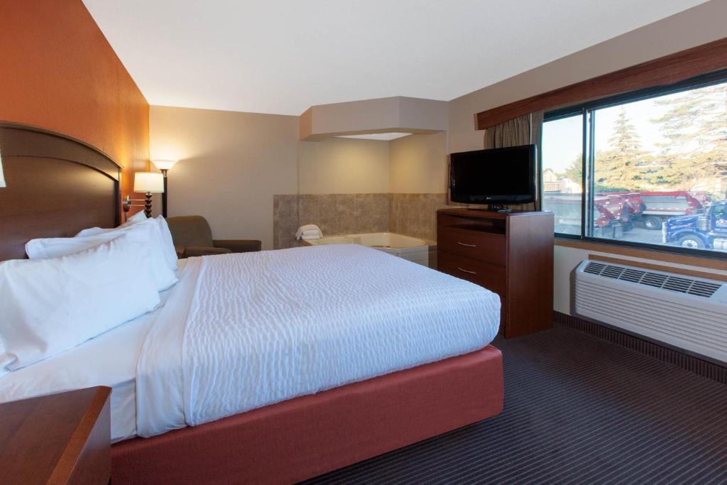 AmericInn by Wyndham Iron River - 1 Kingsize Bed, 1 Slaapkamer, Suite, Niet-roken
