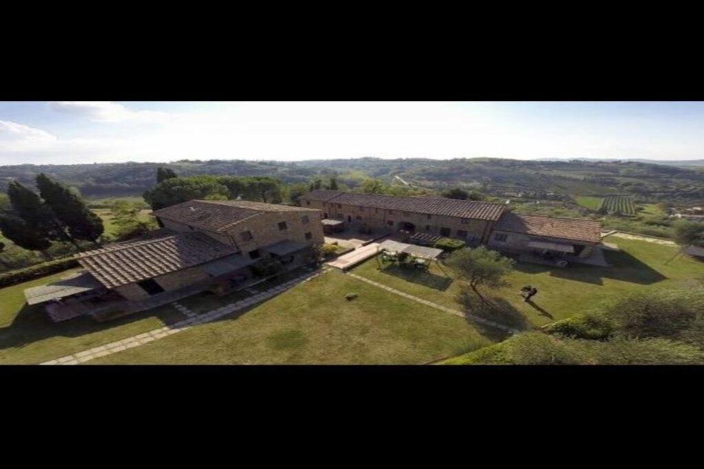 蒙塔约内2-BR 1 bath abode with 2 AC units in the Chianti hills!的享有建筑群的空中景致