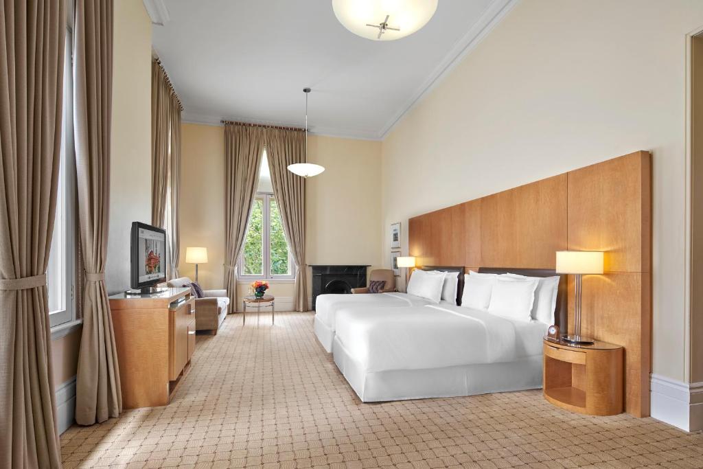 The Fullerton Hotel Sydneyにあるベッド