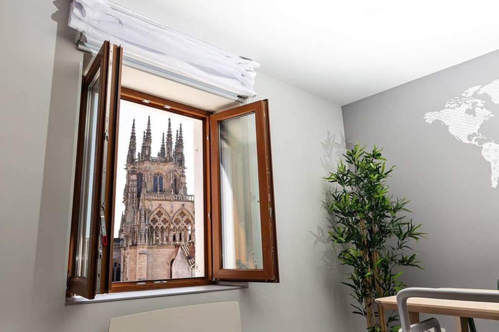 una imagen de una iglesia en una pared en TOCANDO EL CIELO, en Burgos