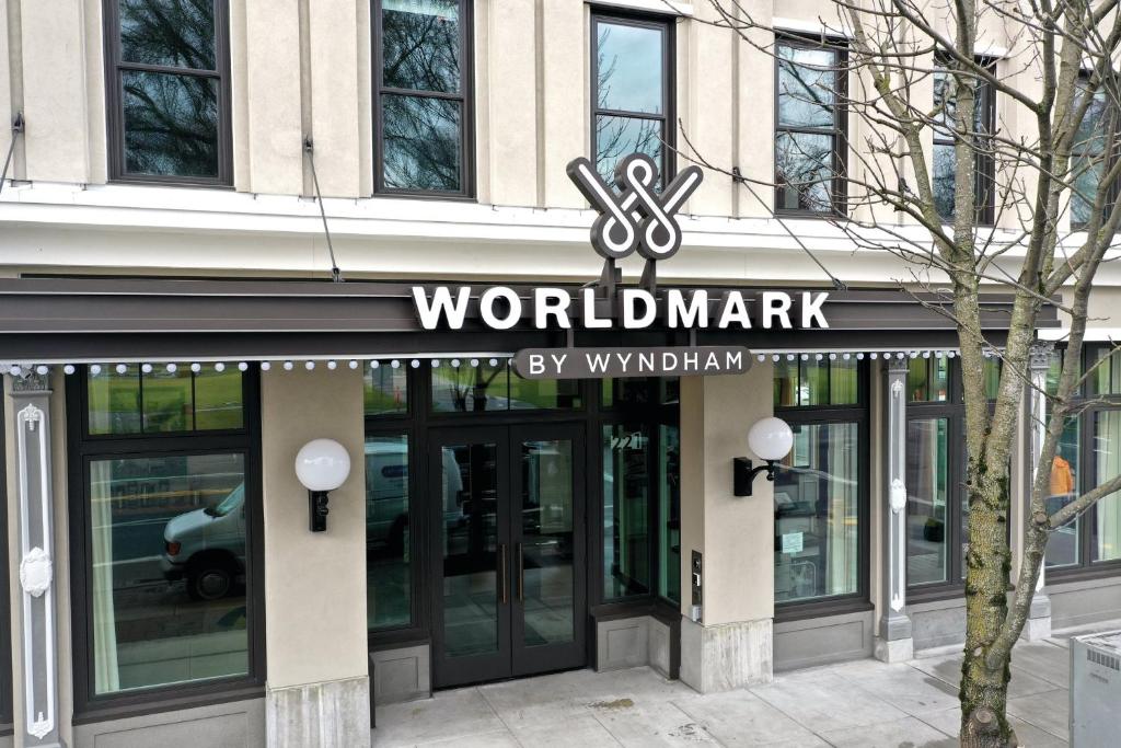 budynek z napisem "znak światowy" w obiekcie WorldMark Portland Waterfront Park w mieście Portland