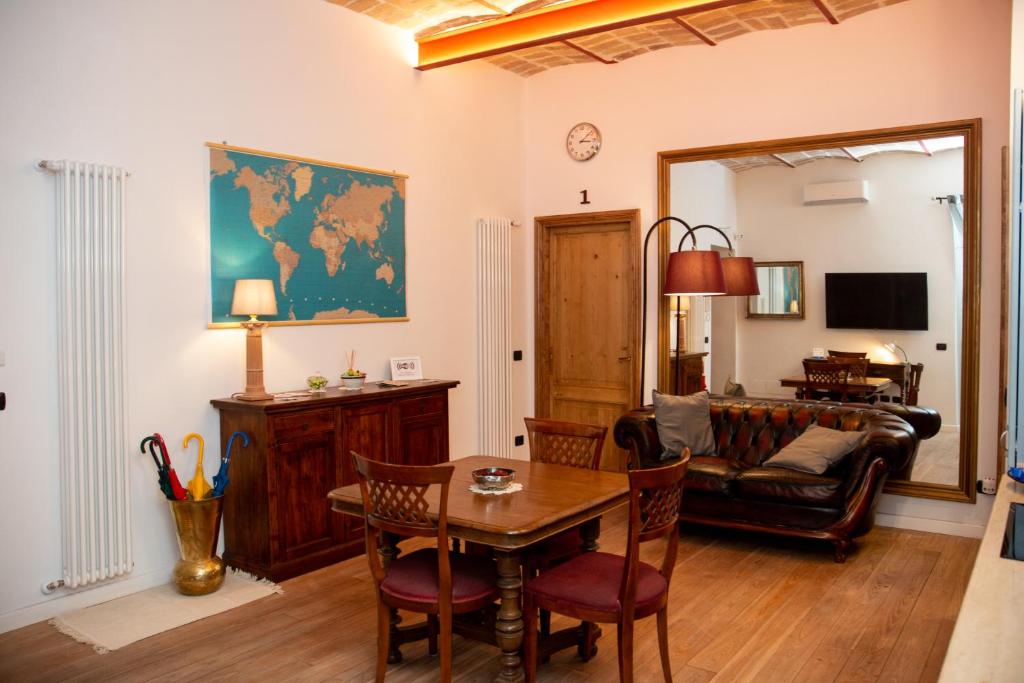 een woonkamer met een tafel en een bank bij Dillo Suites in Rome