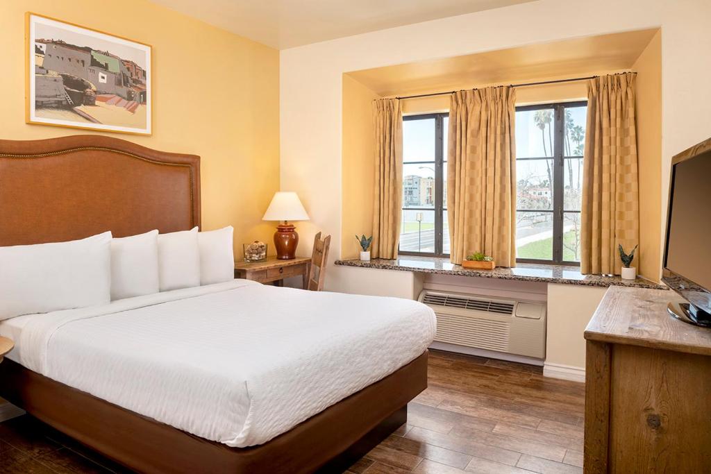 Clocktower Inn Ventura - 