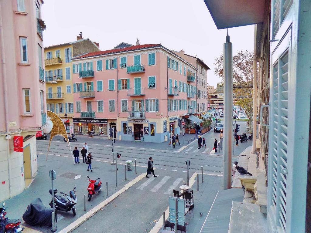 Hosté ubytování GARE 5 minutes GARIBALDI RÉPUBLIQUE chambre PRIVEE non FUMEUR pour voyageurs CALMES TRAM au pied de l'immeuble