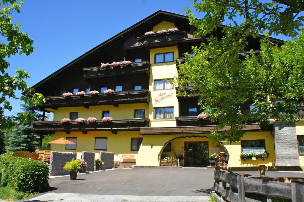 um edifício amarelo com um telhado preto em Appartement Haus Seerose em Reith im Alpbachtal