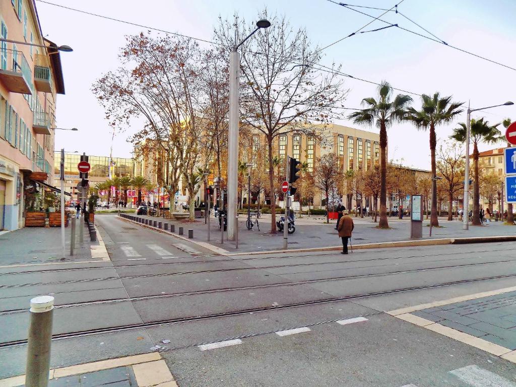 Hosté ubytování GARE 5 minutes GARIBALDI RÉPUBLIQUE chambre PRIVEE non FUMEUR pour voyageurs CALMES TRAM au pied de l'immeuble