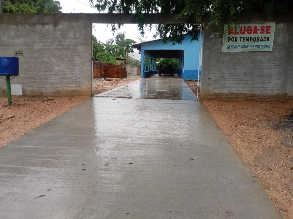 a concrete walkway in front of a building at Casa Beija-flor in Cavalcante