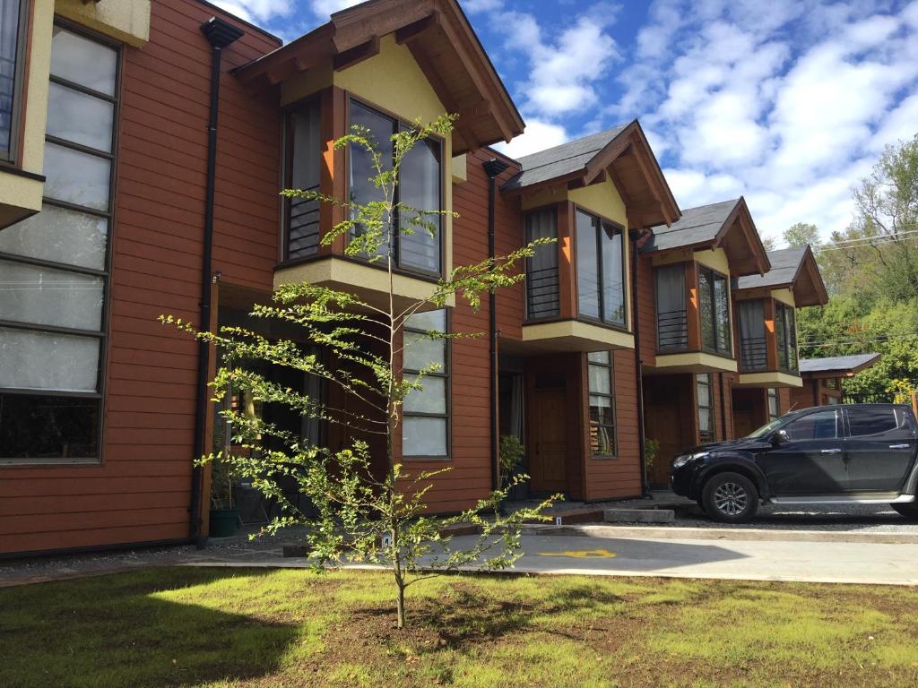 uma fila de casas com um carro estacionado na frente em Loft Pucon em Pucón