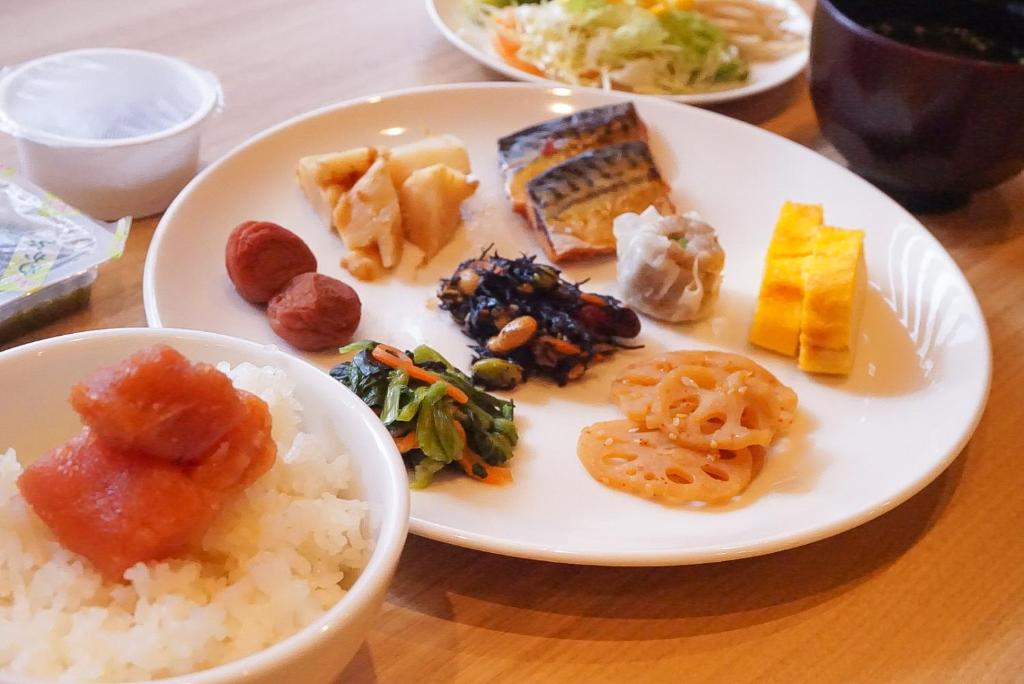Smile Hotel Hakataekimae في فوكوكا: طبق من الطعام على طاولة مع الرز