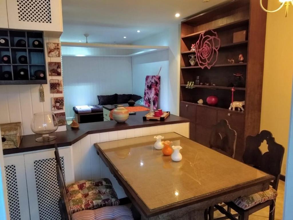  Apto 75m2 no Arpoador a uma quadra das praias