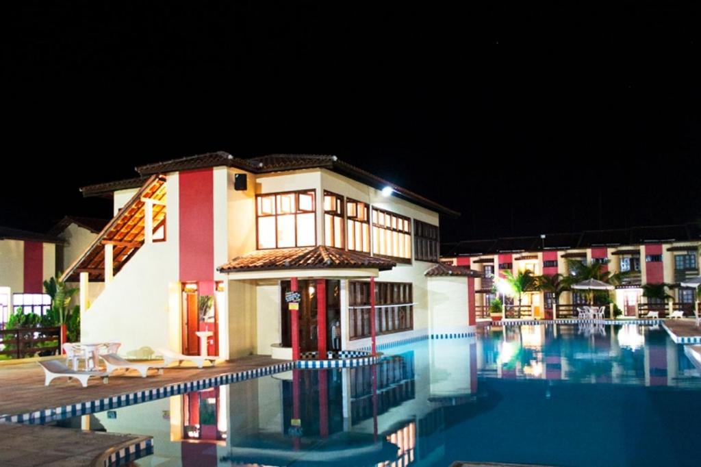 uma casa com piscina à noite em Meu Porto Seguro - Taperapuã em Porto Seguro