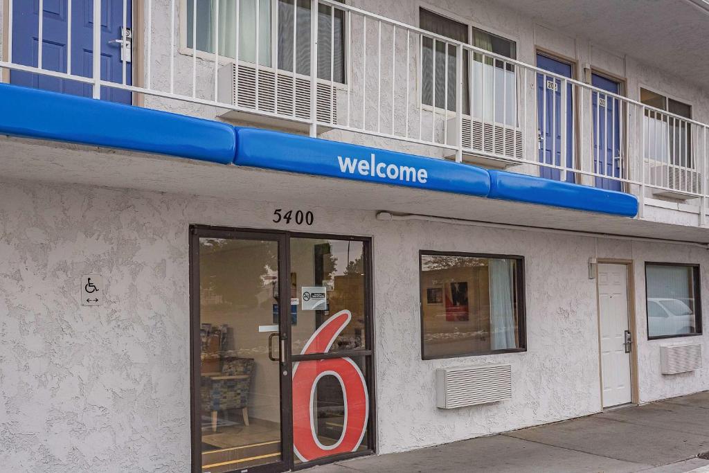 una tienda con una señal de bienvenida en el lado de un edificio en Motel 6-Billings, MT - South, en Billings