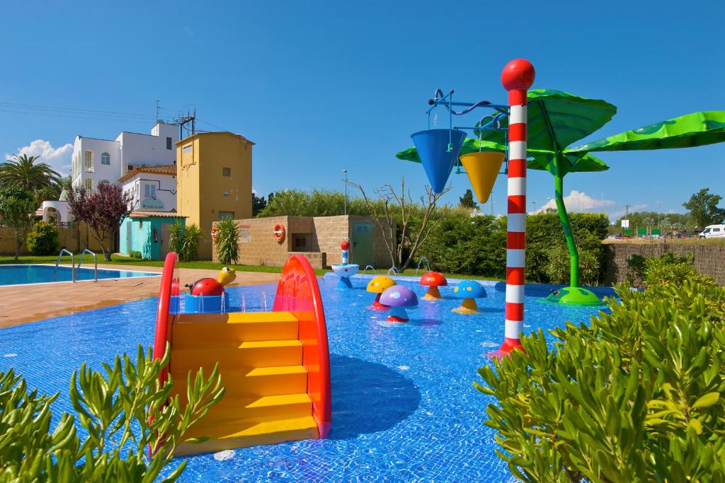 Bazén v ubytování Camping Sènia Riu nebo v jeho okolí
