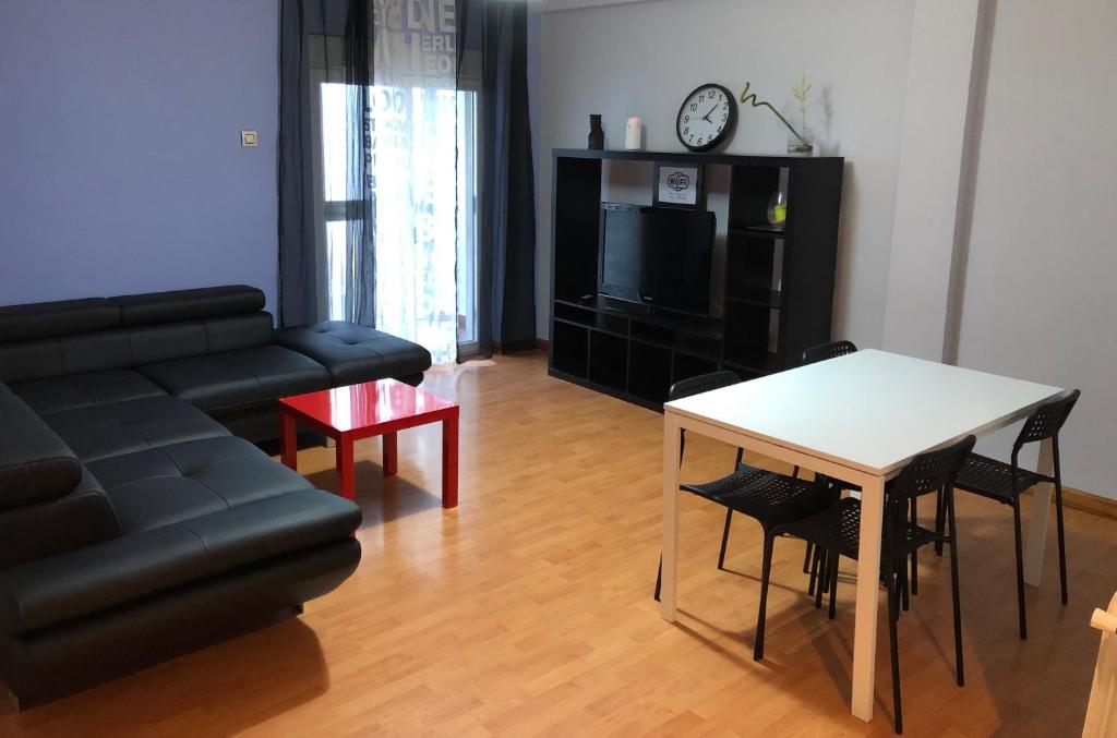 a living room with a couch and a table at Apartamento Torre del Clavero in Salamanca