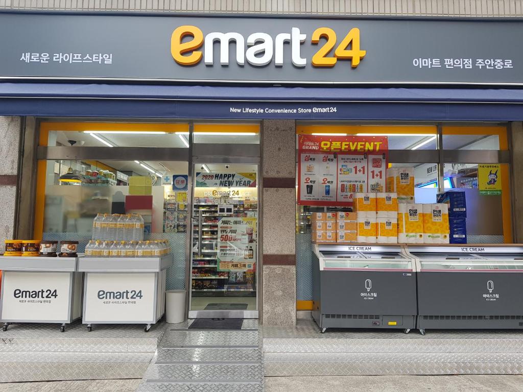 Supermarket nebo jiné obchody v  hotelu nebo okolí