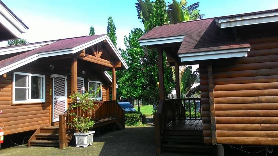 番路鄉的住宿－童年渡假村 ，小木屋设有门廊和甲板