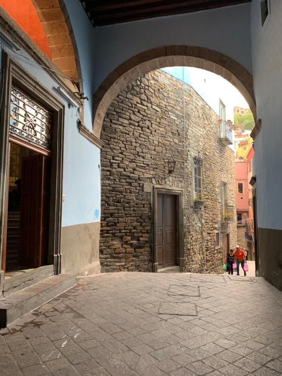 Un arco en un edificio con gente caminando a través de él en Hotel Mansion Von Humboldt, en Guanajuato