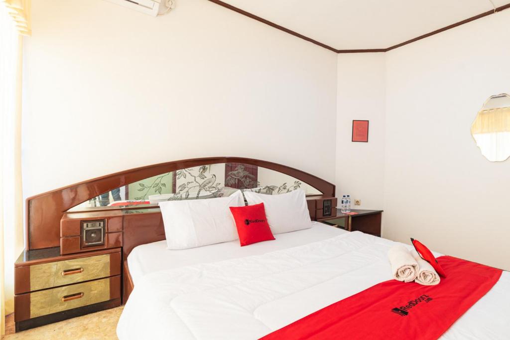 En eller flere senge i et værelse på RedDoorz Syariah near Balai Kota Batu