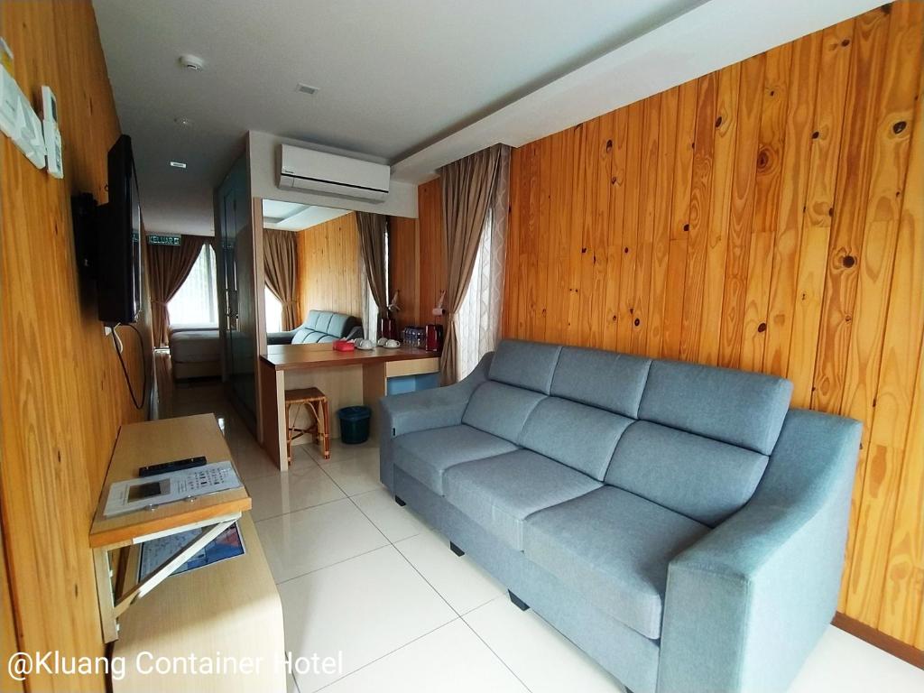 Posezení v ubytování Kluang Container Swimming Pool Hotel