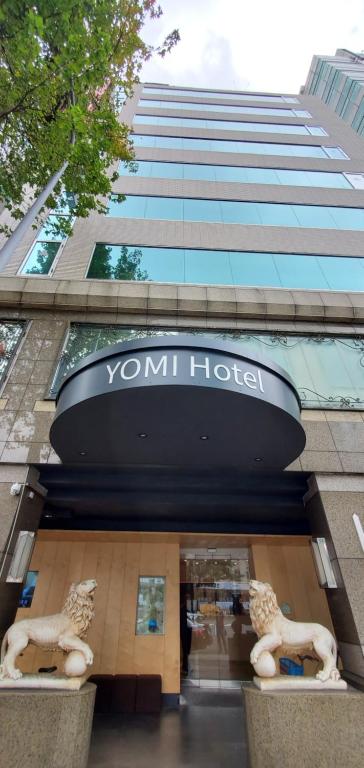 a building with a sign that reads york hotel at Yomi Hotel - ShuangLian MRT in Taipei
